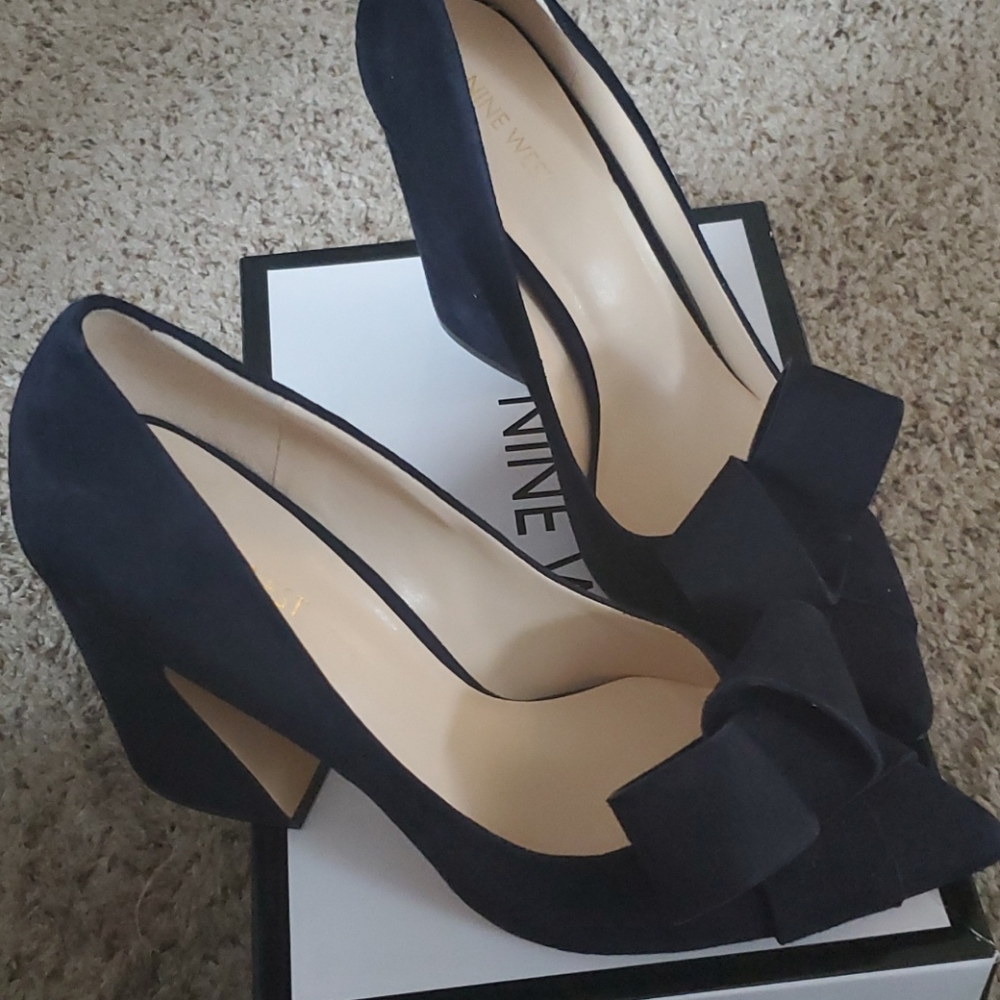 NIB Gorgeous BRAND NEW navy Nine West suede pumps